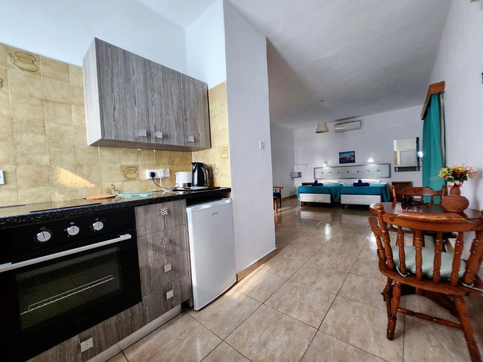 Florence Hotel Apartments Ayía Nápa Extérieur photo